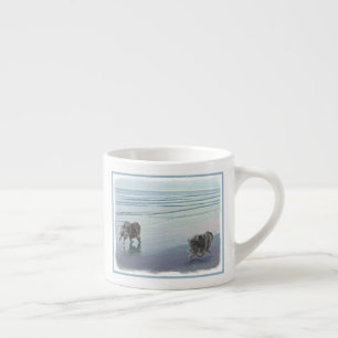 Taza De Espresso Manos en la pintura de perro en la costa