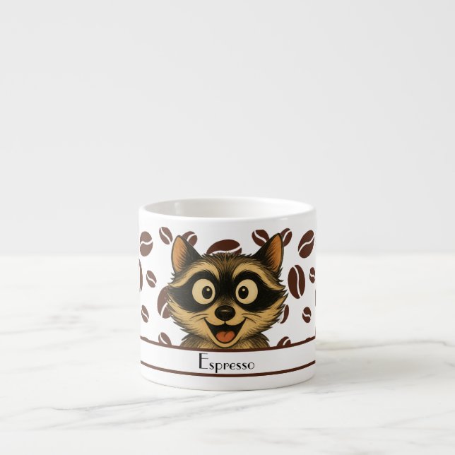Taza De Espresso Mapache Lindo Con Fondo de Granos de Espresso (Frente)