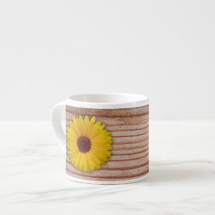 Taza De Espresso Marigold de girasol en tablas de madera rusas