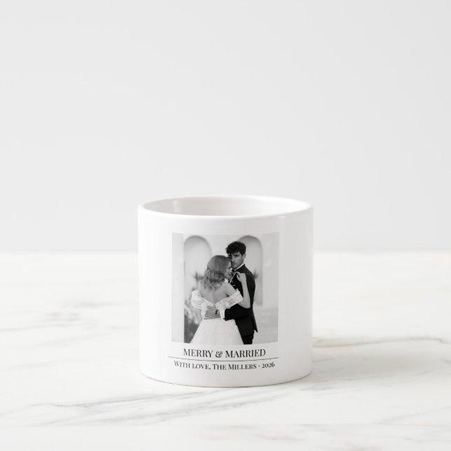 Taza De Espresso Merry & Married - Personalized Newlywed Christmas  (Frente)
