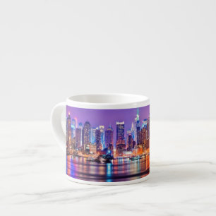 Taza De Espresso Midtown Manhattan en la noche con el imperio Stae