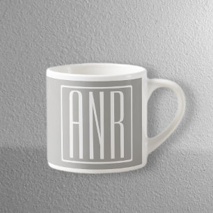Taza De Espresso Monograma de Iniciales Blanco Sobre Gris Claro