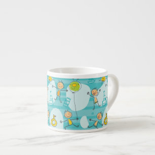 Taza De Espresso Niños lindos que juegan en el modelo de la playa