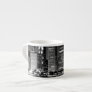 Taza De Espresso Opinión de la noche del paisaje urbano famoso de