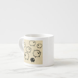 Taza De Espresso Ovejas blancas y negras sobre fondo crema
