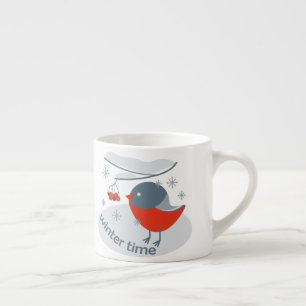 Taza De Espresso Pájaro bullfinch de invierno y bayas rojas