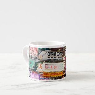 Taza De Espresso Pancartas neón en las calles de Hong Kong