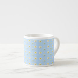 Taza De Espresso Patrón de margarita sobre fondo azul claro
