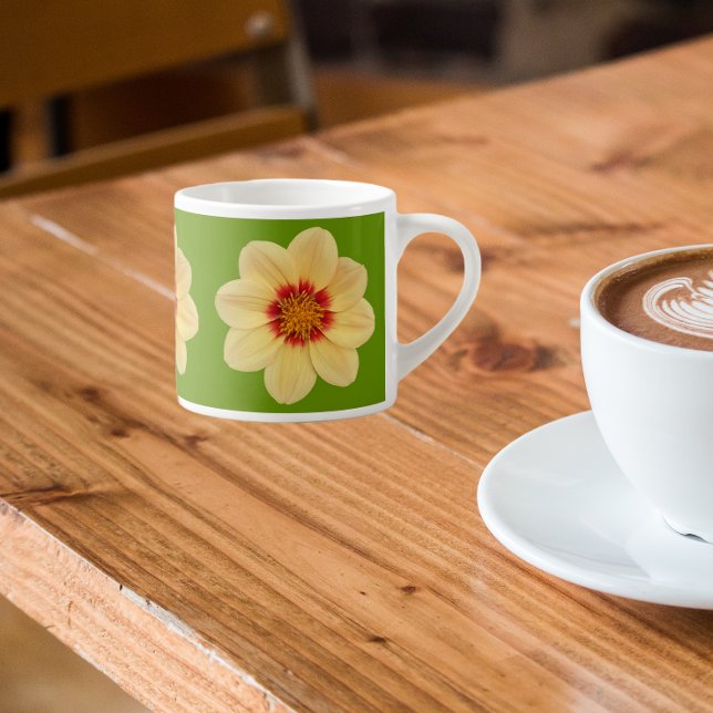 Taza De Espresso Patrón floral de Dahlia amarillo en verde (In Situ)