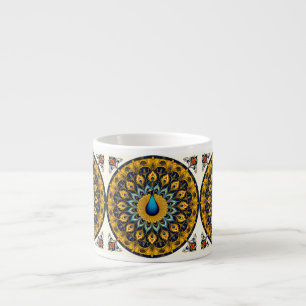 Taza De Espresso Pavo real decorativo sobre blanco
