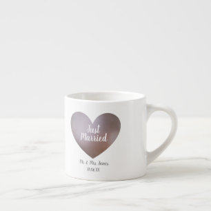 Taza De Espresso Perla recién casada y boda de corazón morado