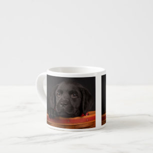 Taza De Espresso Perrito negro del labrador retriever en una cesta