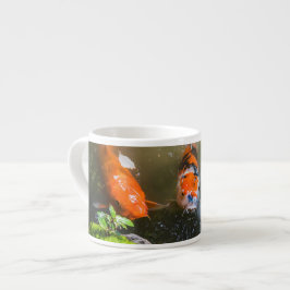 Taza De Espresso Pescado de Koi en un estanque