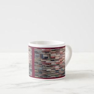 Taza De Espresso Pilas de libro llenadas encima de acuñado