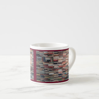 Taza De Espresso Pilas de libro llenadas encima de acuñado