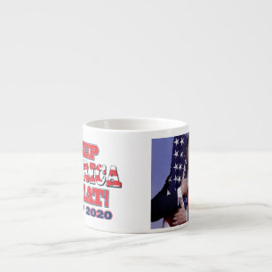 Taza De Espresso Presidente Trump Hugs la bandera americana