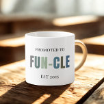 Taza De Espresso Promocionado a FUN-CLE EST 2025 | Funny Personaliz<br><div class="desc">¡Pequeña taza, grandes noticias! Esta taza de expreso "promocionada a FUN-CLE EST 2025" es la manera perfecta de celebrar a un tío primerizo con humor y corazón. Con un diseño atrevido y lúdico en suaves tonos pastel, esta pequeña taza es ideal para invitaciones de bebé, revelaciones de género, o simplemente...</div>