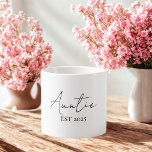 Taza De Espresso Promocionado a la tía EST 2025 | Tía por primera v<br><div class="desc">Celebra el nuevo título de la familia con esta dulce taza de café expreso "Tía EST 2025", el regalo perfecto para una tía primeriza. Con su libreto minimalista limpio y su tamaño compacto, es ideal para los momentos de café y mantener las estanterías de sake. Ya sea por revelación de...</div>