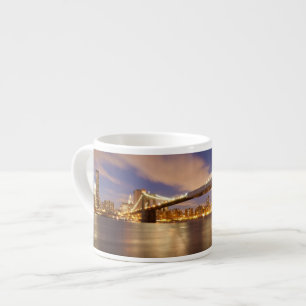 Taza De Espresso Puente de Brooklyn y Manhattan en la noche