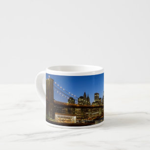 Taza De Espresso Puente de Manhattan y de Brooklyn en la oscuridad