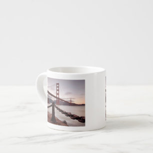 Taza De Espresso Puente Golden Gate contra las montañas