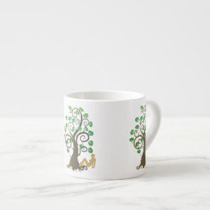 Taza De Espresso Sentado bajo el árbol