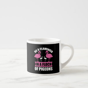 Taza De Espresso Ser Un Flamenco En Una Bandada De Palomas