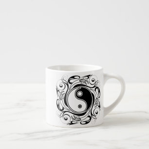 Taza De Espresso Símbolo Yin & Yang Estilo de Tatuaje en Blanco y N
