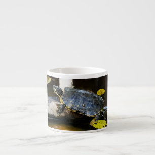Taza De Espresso Tortuga del resbalador de la charca en el salvaje