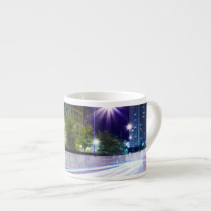 Taza De Espresso Tráfico borroso en la noche