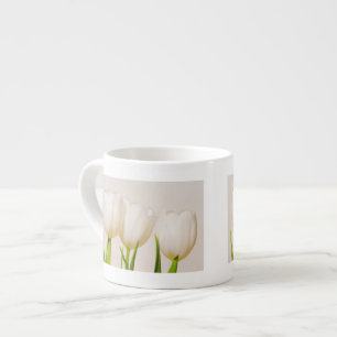 Taza De Espresso Tulipanes blancos sobre un fondo blanco,