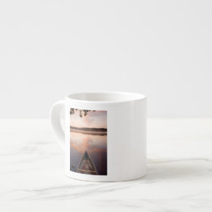 Taza De Espresso Una canoa descansa en la orilla del lago Pawtuckaw
