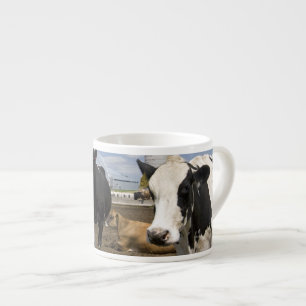 Taza De Espresso Vacas frente a un granero rojo y silo en una granj