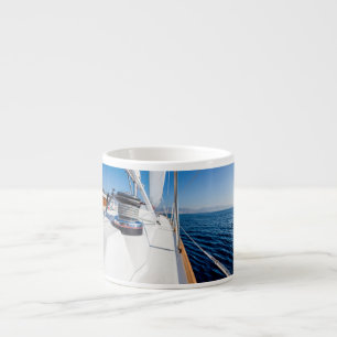 Taza De Espresso vela navegando por el mar