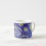 Taza De Espresso Vincent Van Gogh Starry Night Vintage Bella Artes<br><div class="desc">Vincent van Gogh Starry Night Bella Artes Painting Starry Night es un cuadro del artista holandés post-impresionista Vincent van Gogh. El cielo azul nocturno está lleno de nubes, estrellas y una luna creciente brillante. La noche estrellada es la única noche de la serie de vistas desde la ventana de su...</div>