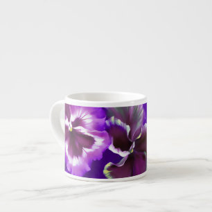 Taza de espresso violeta estilizada con pensamient
