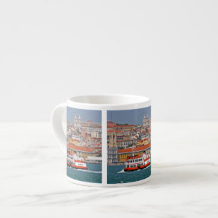 Taza De Espresso Vista de Lisboa con el antiguo ferry en el río Taj