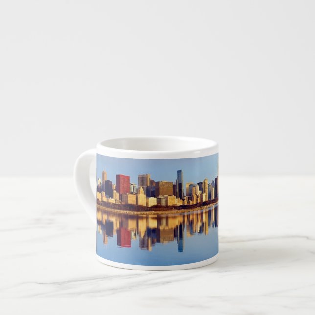 Taza De Espresso Vista del horizonte de Chicago con la reflexión (Izquierda)