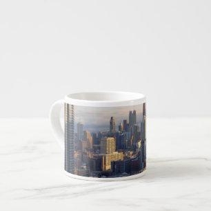 Taza De Espresso Vista del paisaje urbano con la luz fantástica