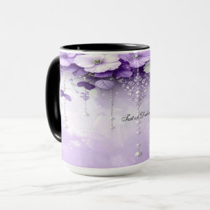 Taza de flores púrpuras con perlas colgantes