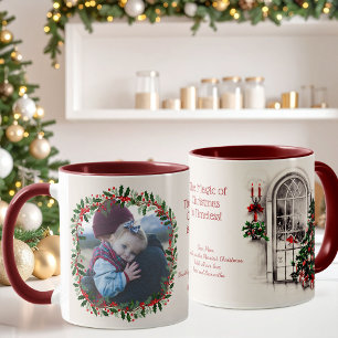 Taza de foto con ventana de Navidad y acebo con fo