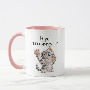 Taza de gato atigrado adorable que saluda   Person