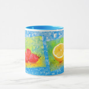 Taza de gotas de agua, limón y fresas