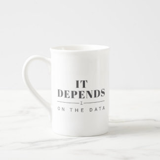 Taza de hueso de porcelana 'Depende de los datos'