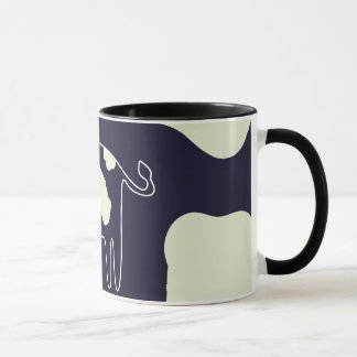 Taza de impresión de vaca sobre fondo azul marino