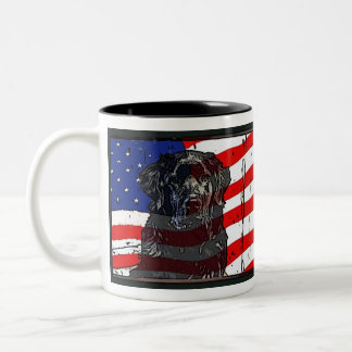 Taza de la bandera americana con el perro de