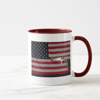 Taza de la bandera americana y del arma