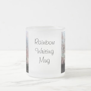 Taza de la escritura del arco iris con los arco