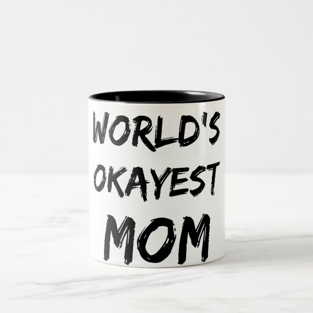 Taza de la mamá de Okayest del mundo (Centro)