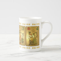 Taza de la porcelana de hueso con las tejas de la